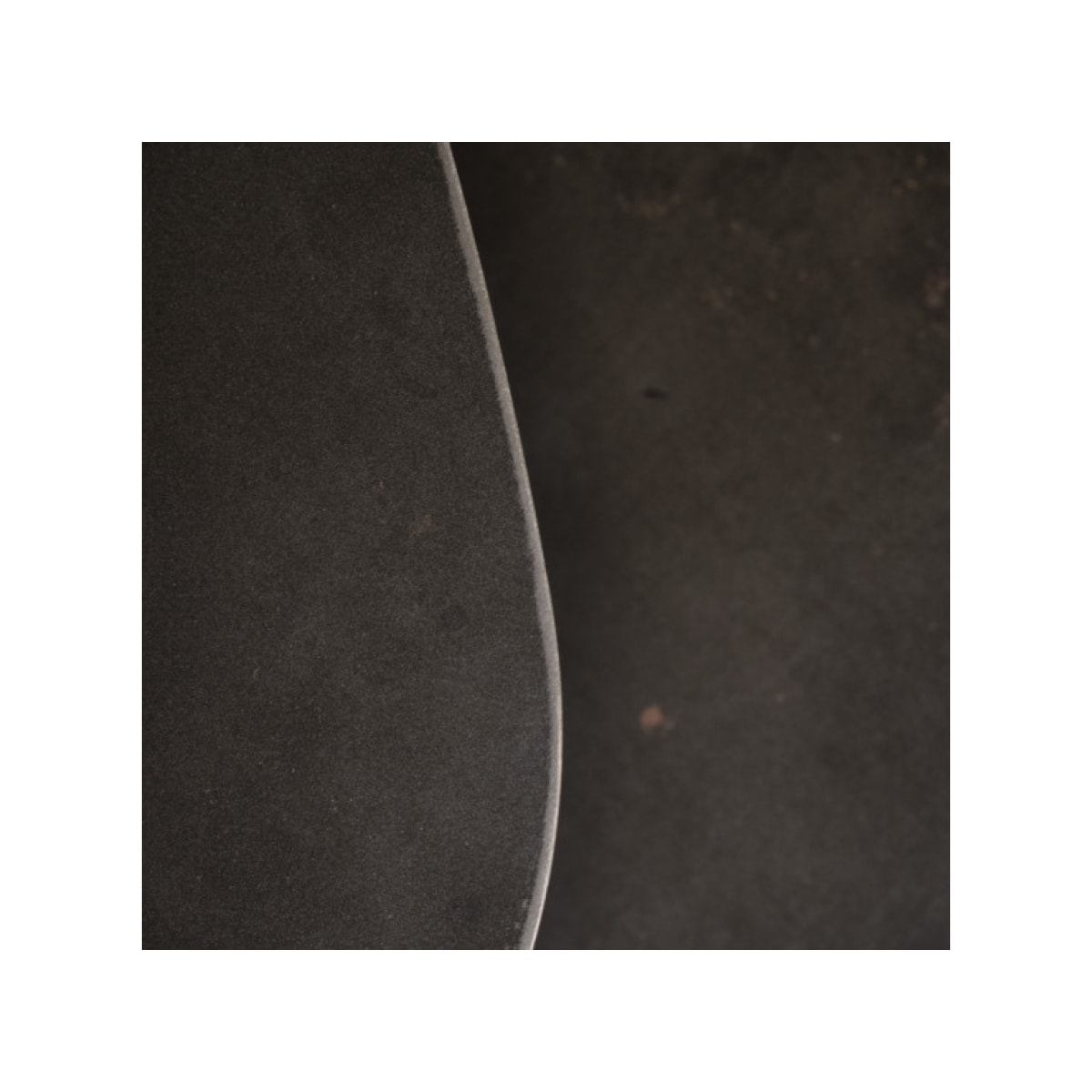 Table basse triangulaire en métal gris anthracite - 40 cm - PEGGY