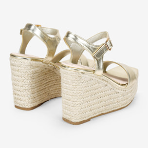 Sandalias doradas con cuña de esparto