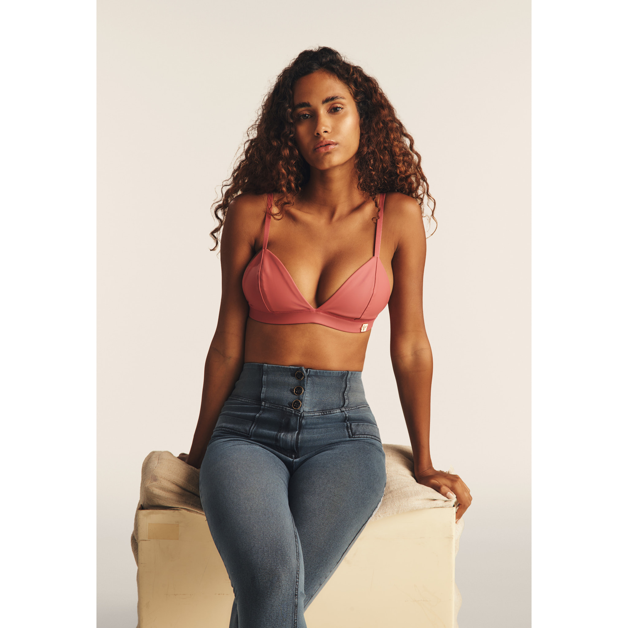 Top a triangolo in similpelle laminata