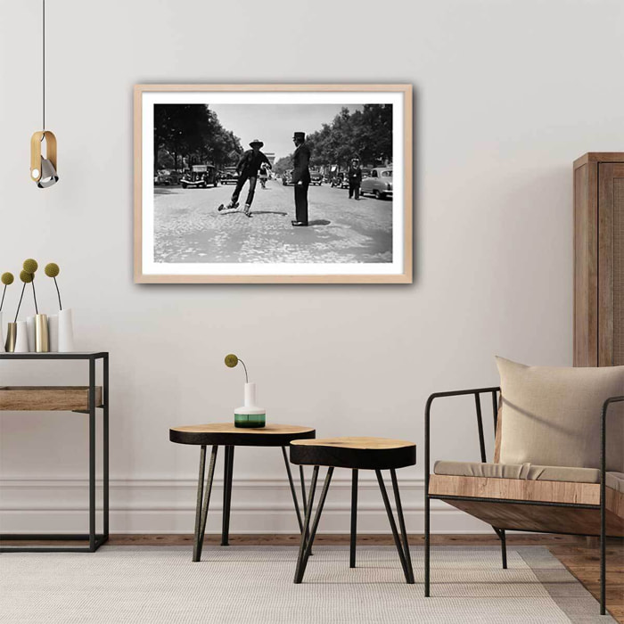 Affiche photo Ski à roulette au Champs Elysée - Paris, 1953 Affiche + cadre en bois - Chêne