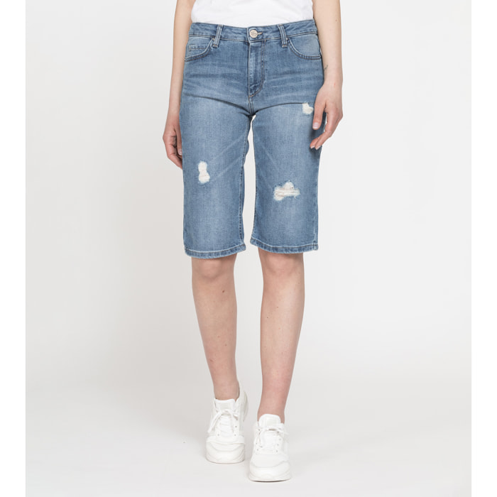 BERMUDA IN DENIM LEGGERO CON STRAPPI 100% COTONE. Vita regolare.