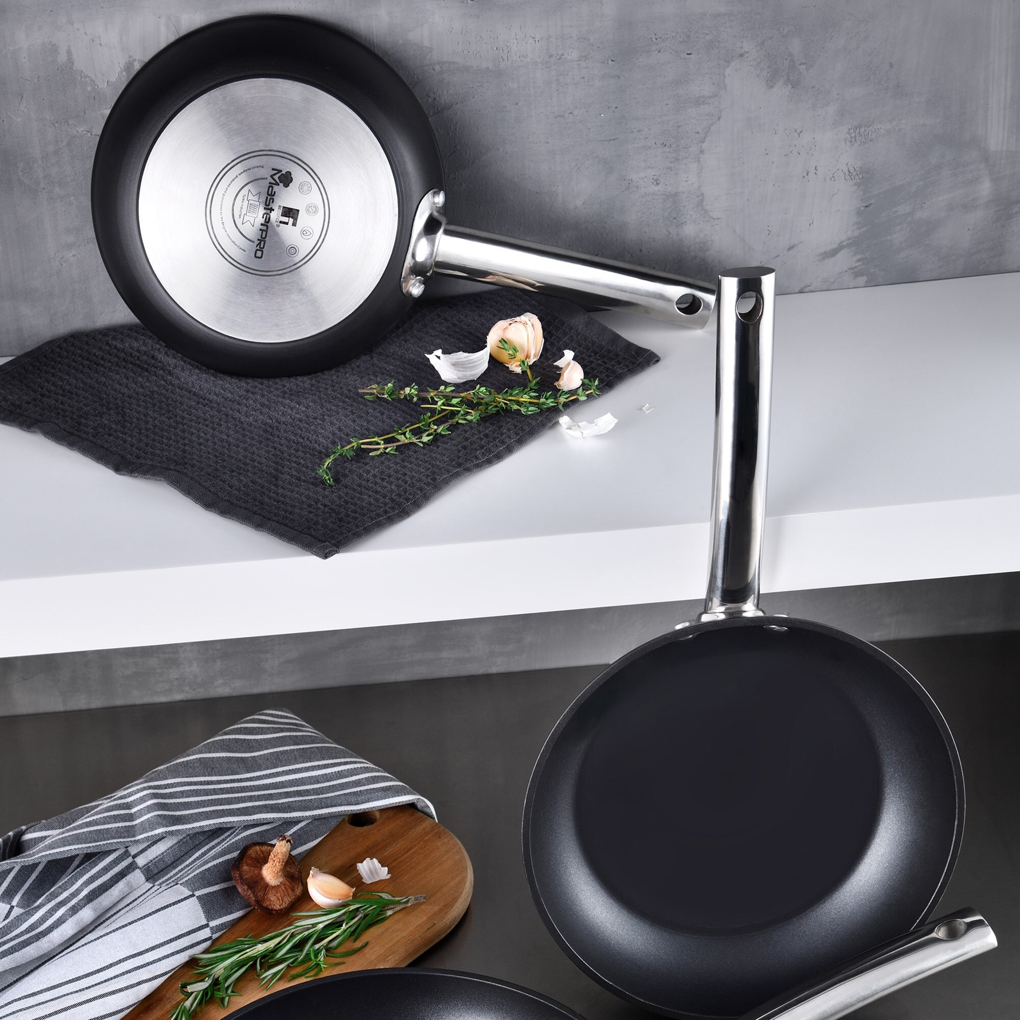Juego de 3 Sartenes Ø24Ø28Ø30cm + Wok Ø28cm + Sartén doble 30x24cm en Aluminio aptas para inducción color Negro FOODIES MasterPRO