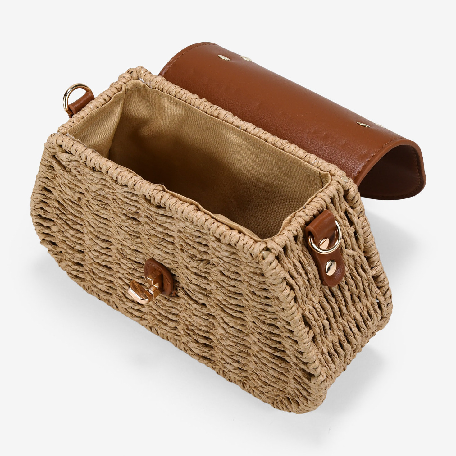 Bolso caja marrón claro con solapa y asa de cruzar