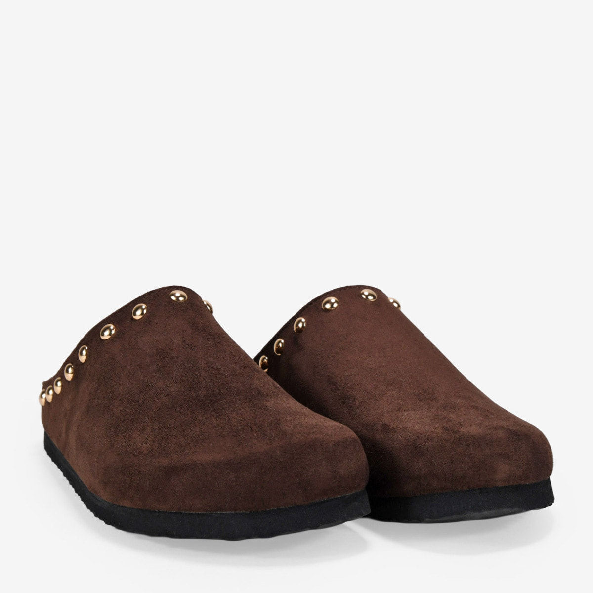 Zuecos marrón planos con tachas