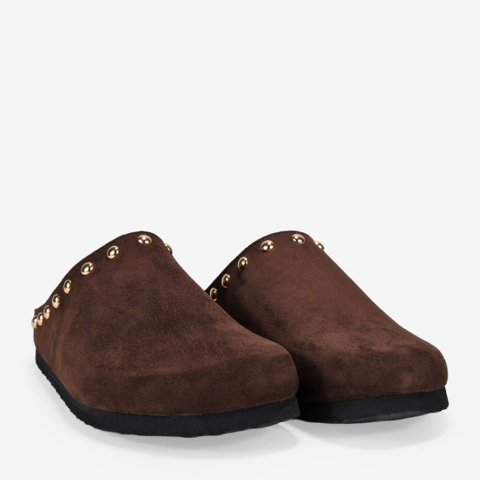 Zuecos marrón planos con tachas