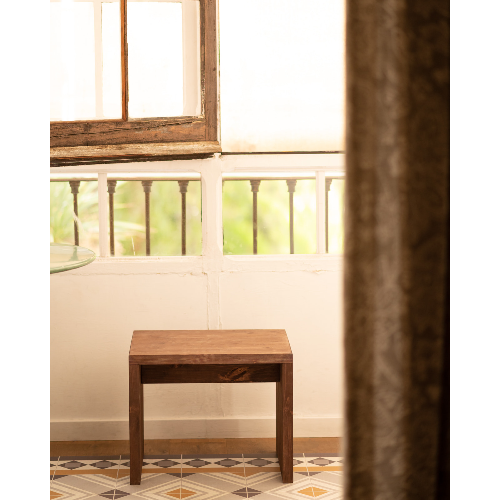 Petite table / tabouret en bois massif au ton noyer de 45x50cm Hauteur: 45 Longueur: 50 Largeur: 30