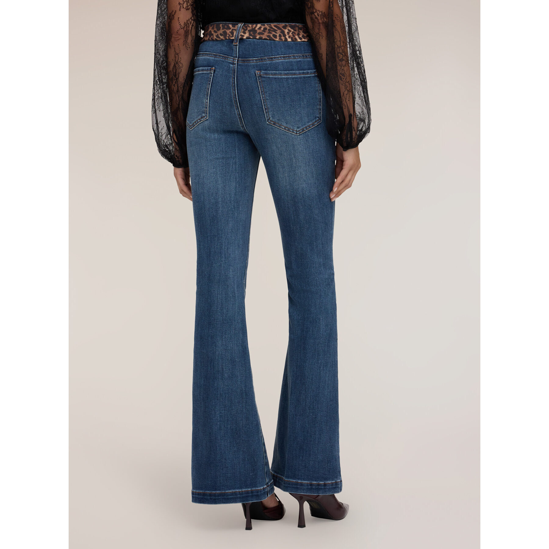 Motivi - Jeans flare vita alta con cintura leopardata - Blu
