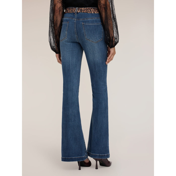 Motivi - Jeans flare vita alta con cintura leopardata - Blu