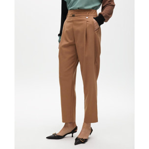 Pantaloni con pinces e dettaglio cintura frontale