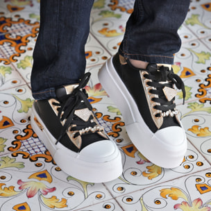 Sneakers in simil pelle con dettagli gioiello