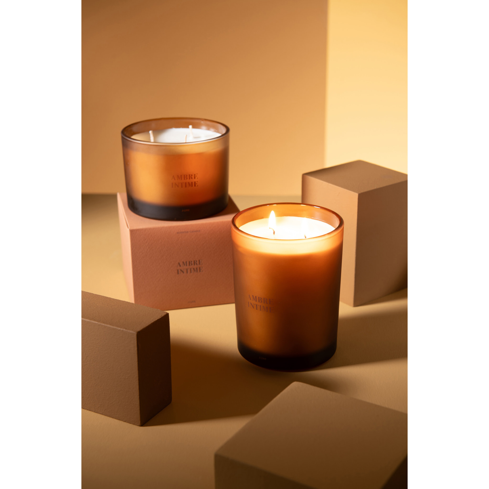 J-Line bougie parfumée Accords Essentiels - Ambre Intime - ocre - 52H