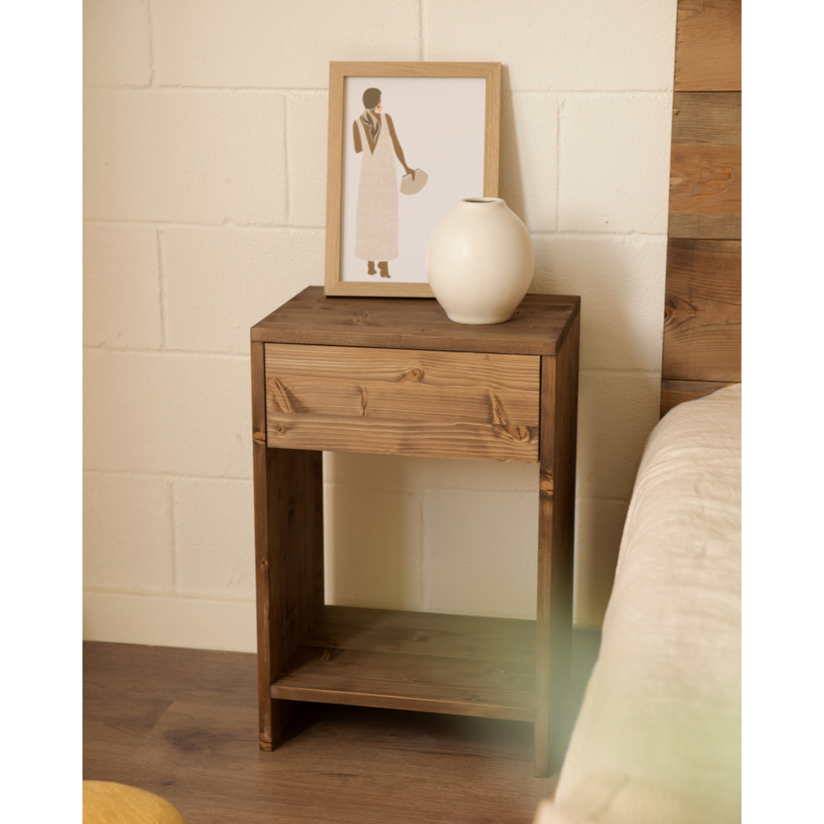 Table de chevet en bois massif avec un tiroir dans un ton naturel de 60x40cm Hauteur: 60 Longueur: 40 Largeur: 29.5