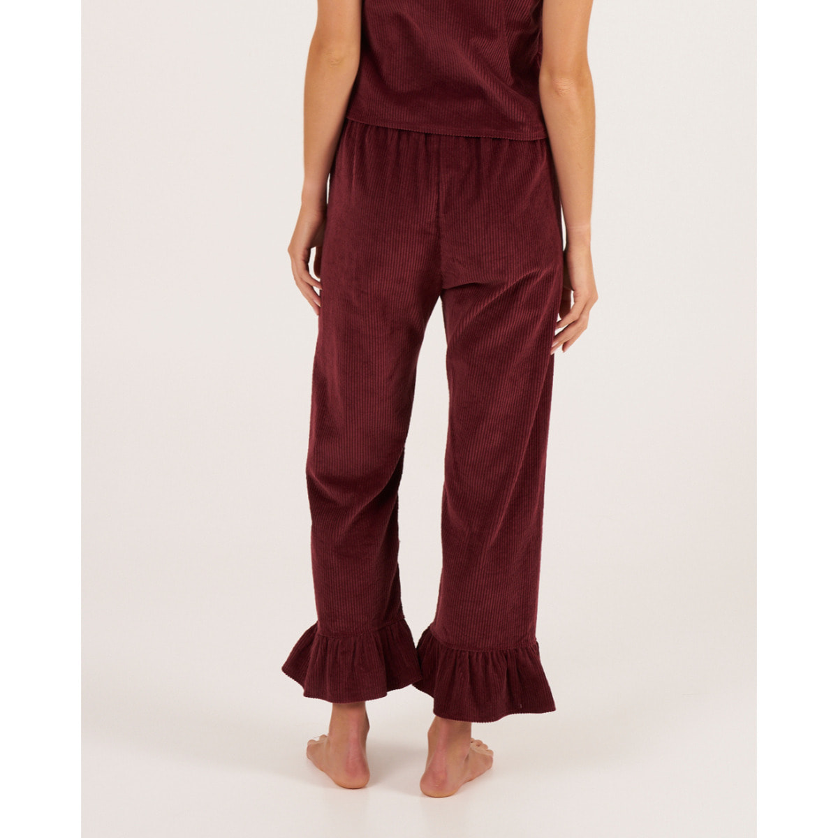 Pantalón de mujer en tejido de pana con volantes