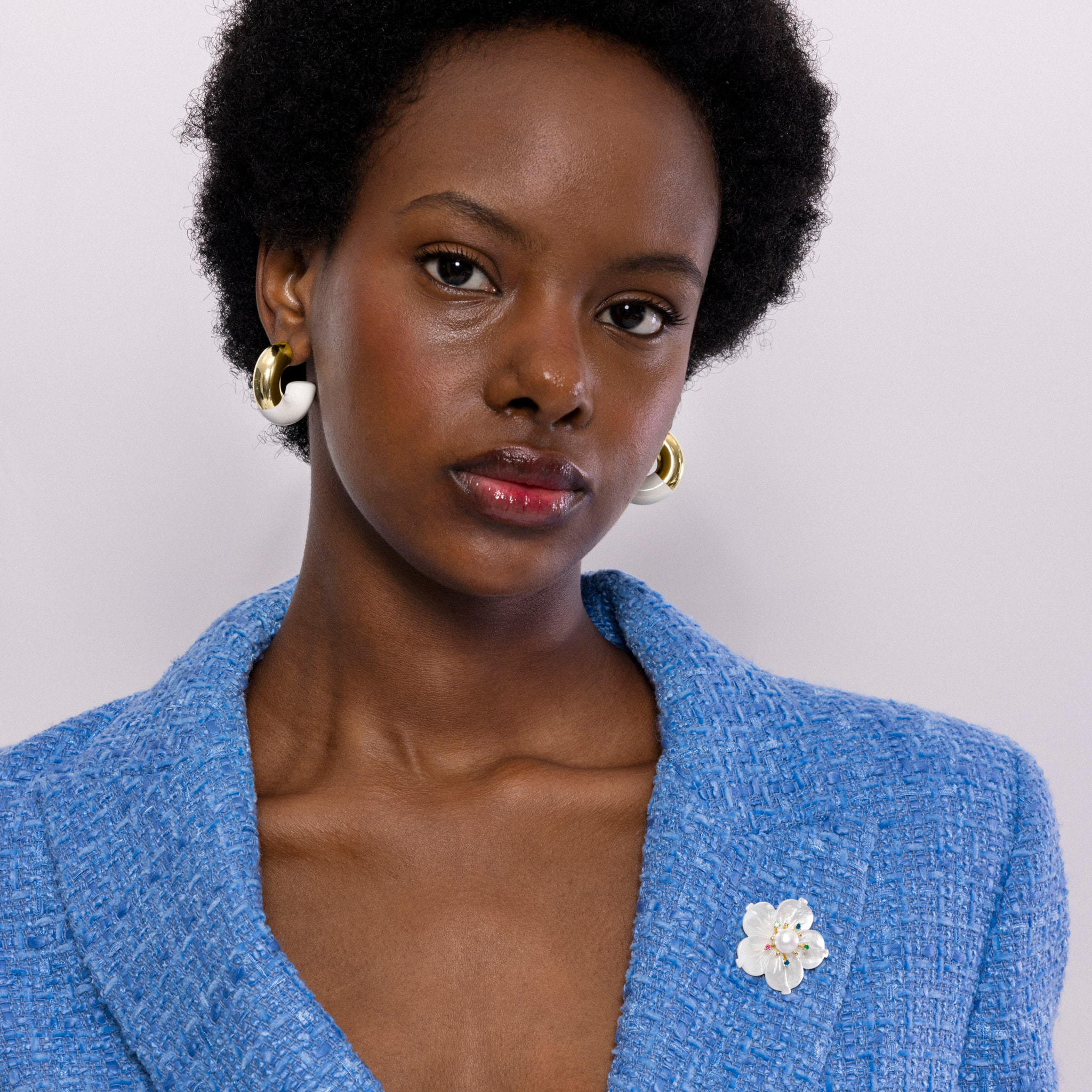 Broche con Madreperla Blanca acabados en oro amarillo de 18K