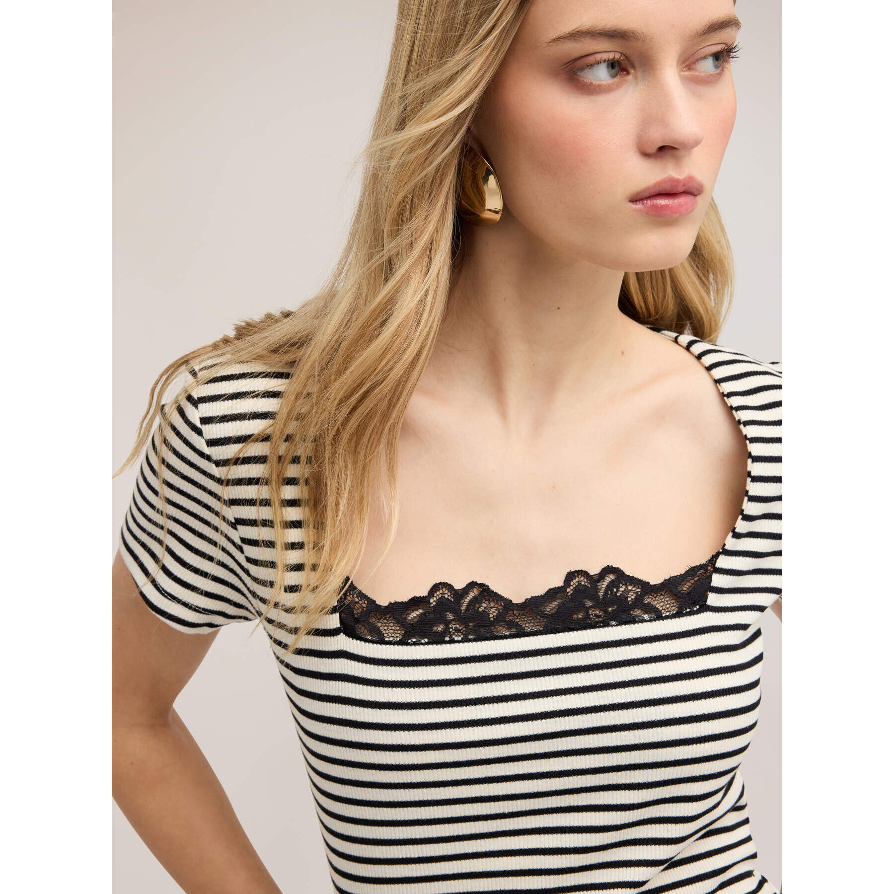 Motivi - T-shirt a righe con dettaglio in pizzo - Nero