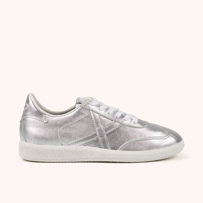 Zapatilla casual en piel metalizada plateada con suela blanca MUNICH BARRU 224