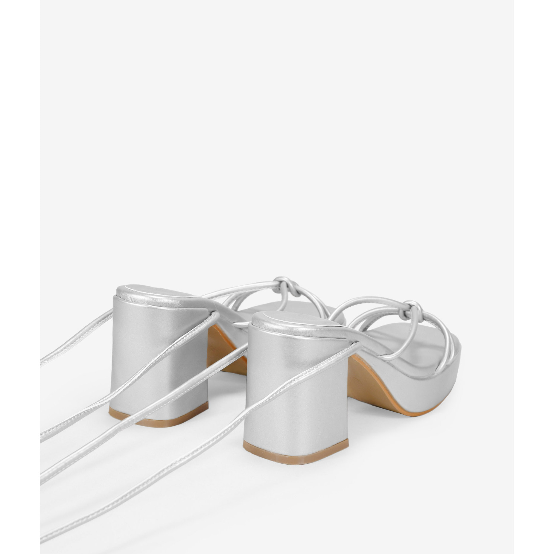 Sandalias de tacón plateadas con cuerdas