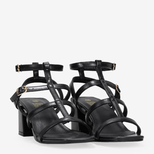 Sandalias de tacón negras con tiras y hebilla