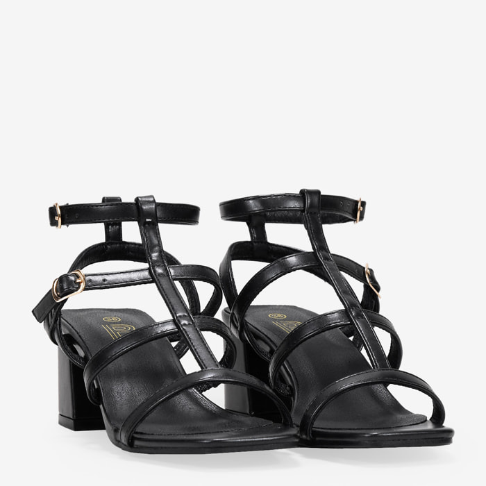 Sandalias de tacón negras con tiras y hebilla