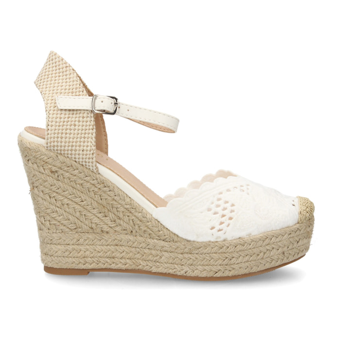 Alpargata cuña destalonada con calados para mujer.