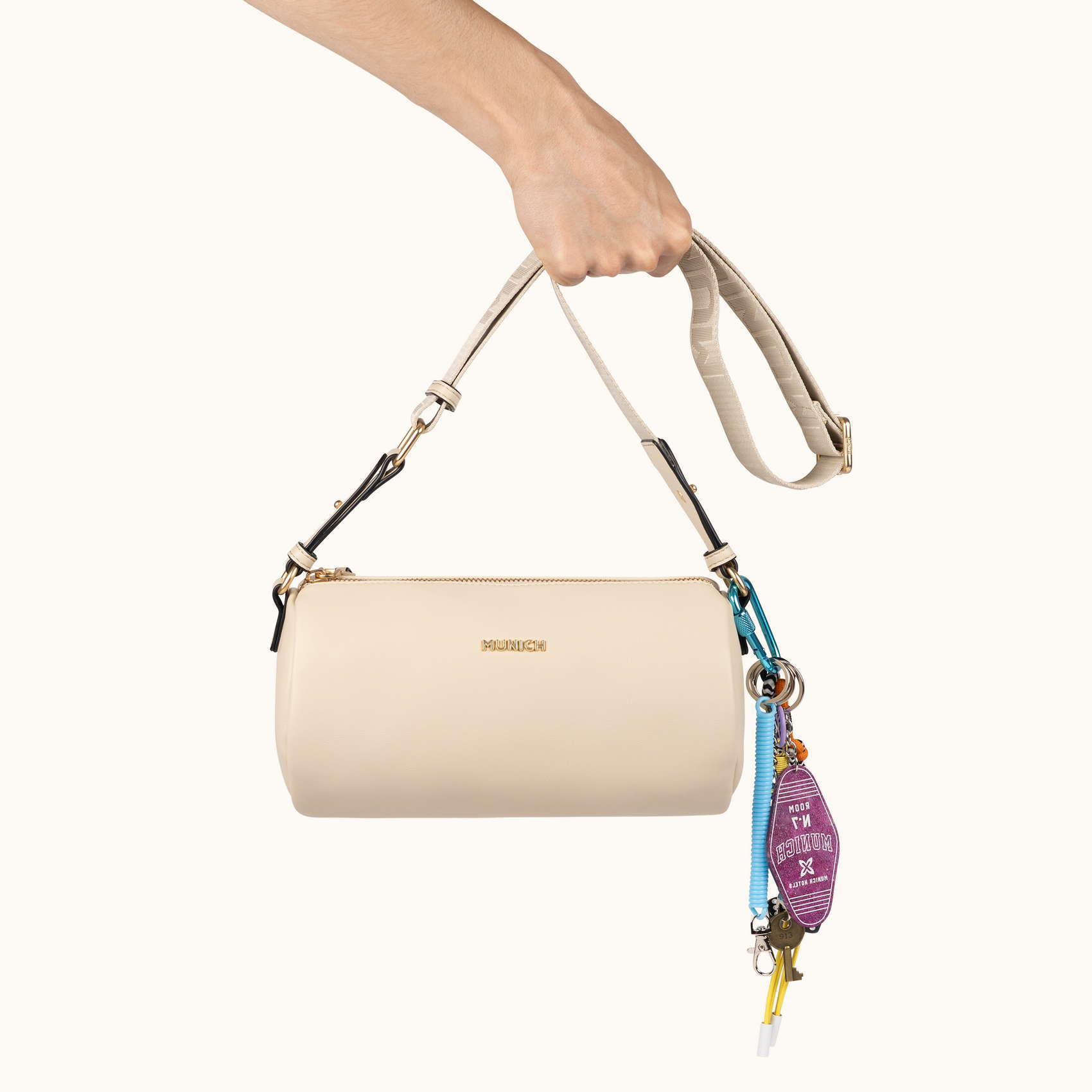 Bandolera Cilíndrica Color Crema con Charms y Asa Técnica CHARMS CROSSBODY BARREL CREAM