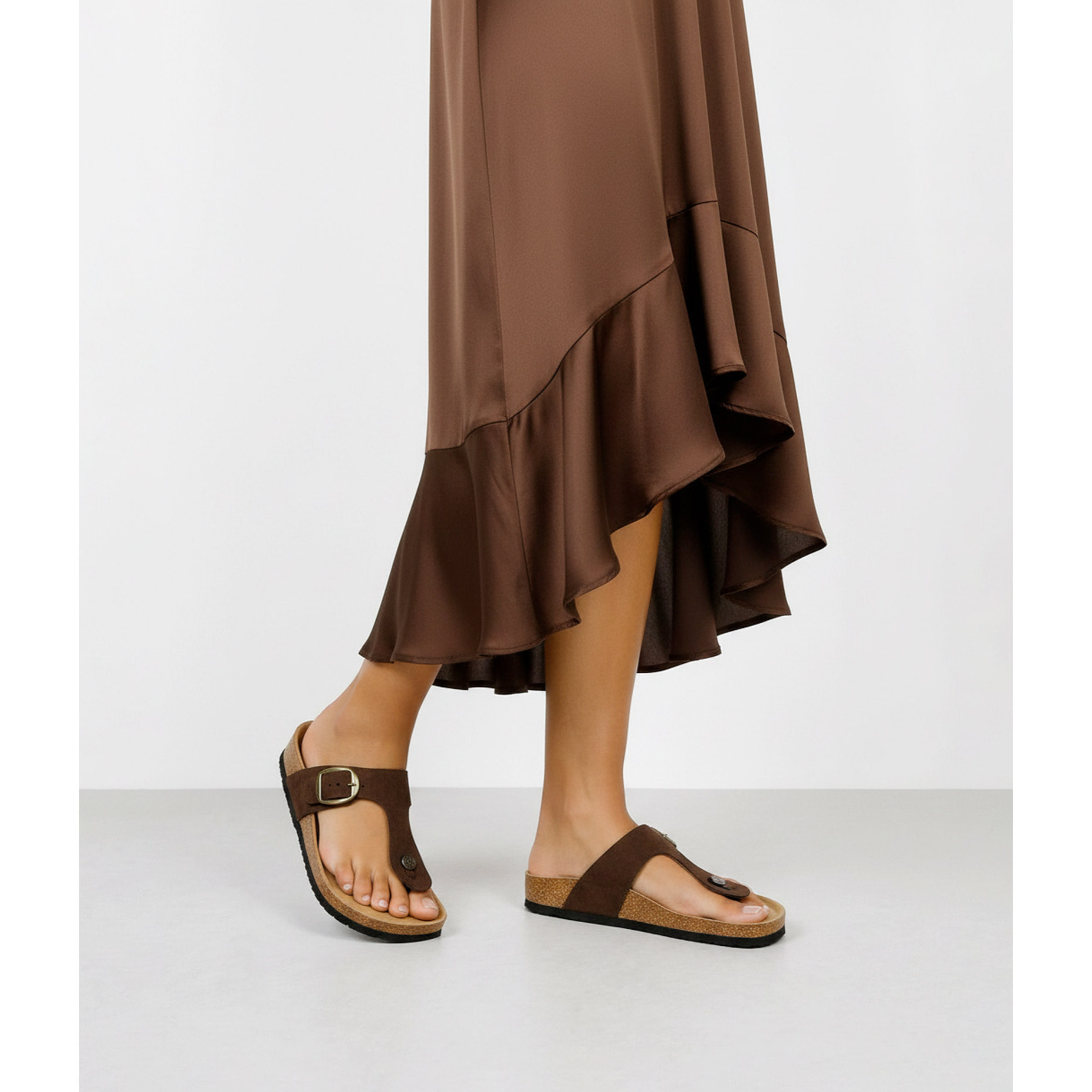 Sandalias de dedo marrones en piel