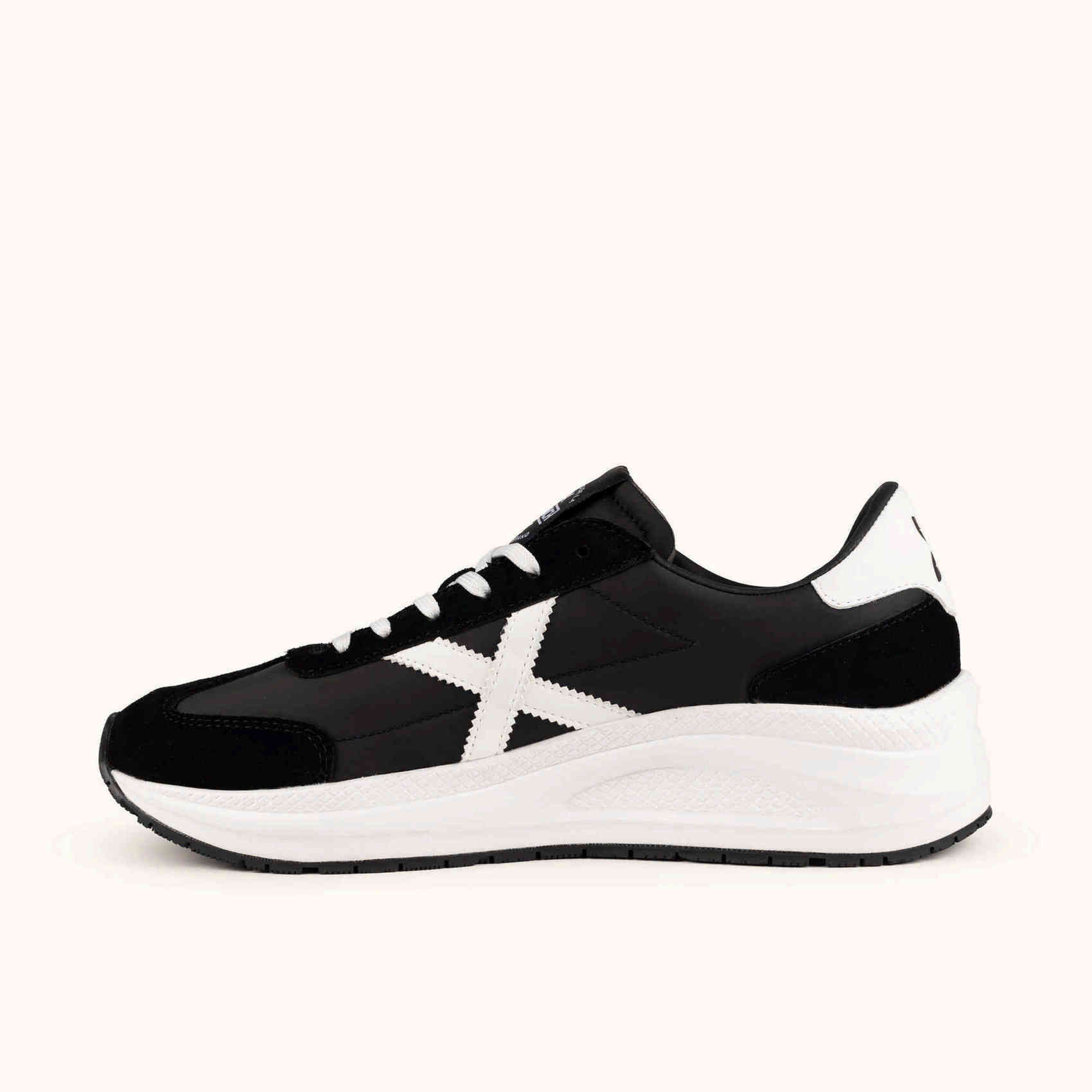 MUNICH AGORA 06 Sneakers de estética urbana y técnica negras y blancas