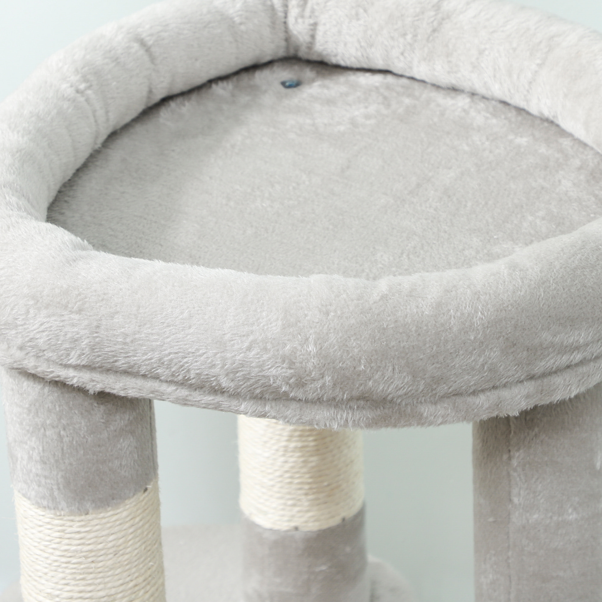 Arbre à chat design gris clair arrondi H.90cm niche 2 plateformes boule griffoirs