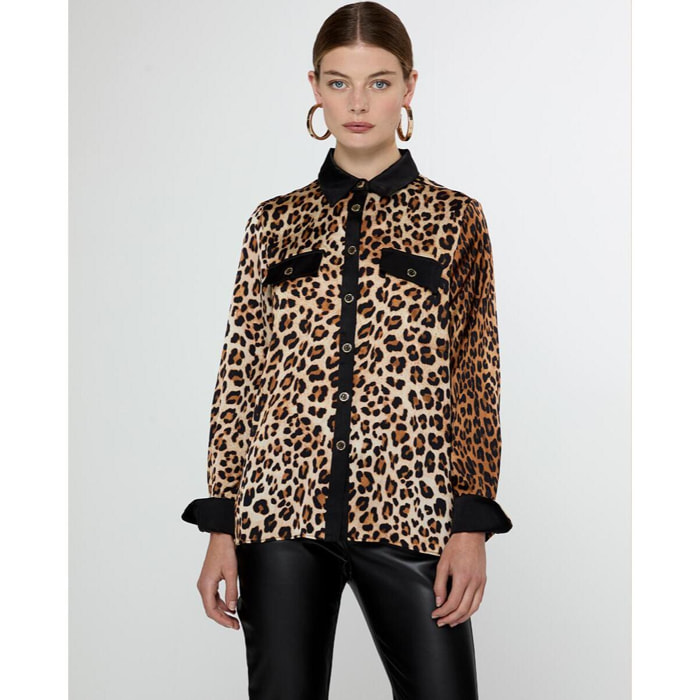 Camicia stampa animalier con colletto e pattina in contrasto