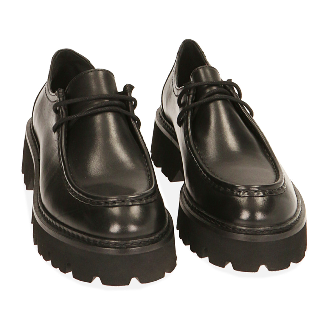 Zapatos con cordones de piel negra, tacón de 4 cm.