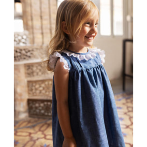 Vestido corto azul, con tira bordada en sisas y cuello, falda fruncida y lorzas en el pecho.