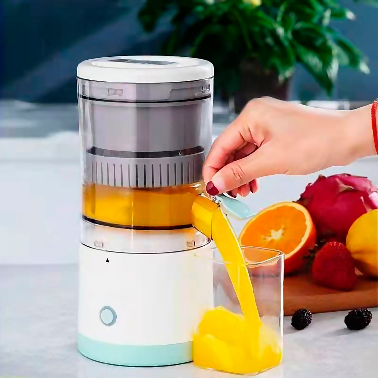 Exprimidor doméstico de naranjas recargable 7,4V / 45W con filtro de pulpa y una sola tecla de uso.