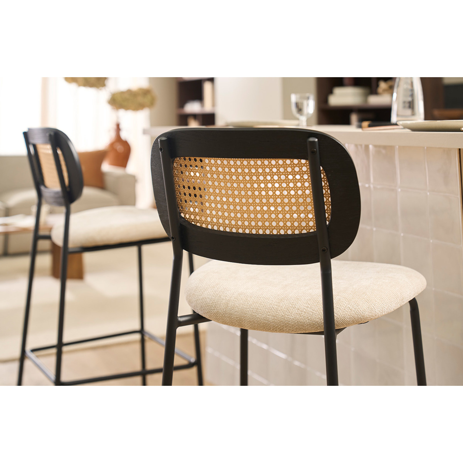 Tabourets design en tissu effet velours texturé beige, métal noir et cannage rotin (lot de 2) MIRANDA