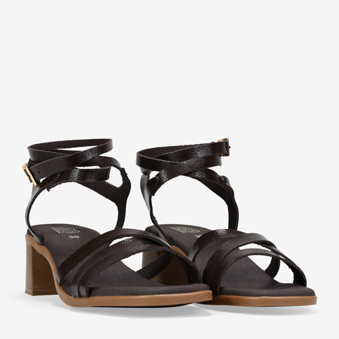 Sandalias de tacón marrón en piel con tiras