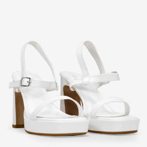 Sandalias blancas con tacón