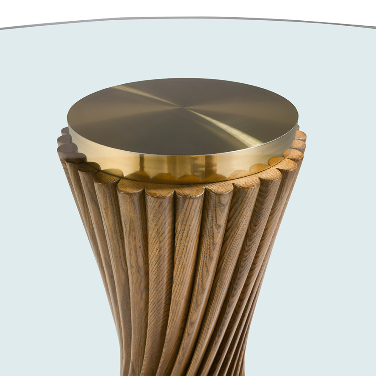 Mesa comedor redonda con tapa fija de cristal templado patas de madera en nogal 130x130x76cm