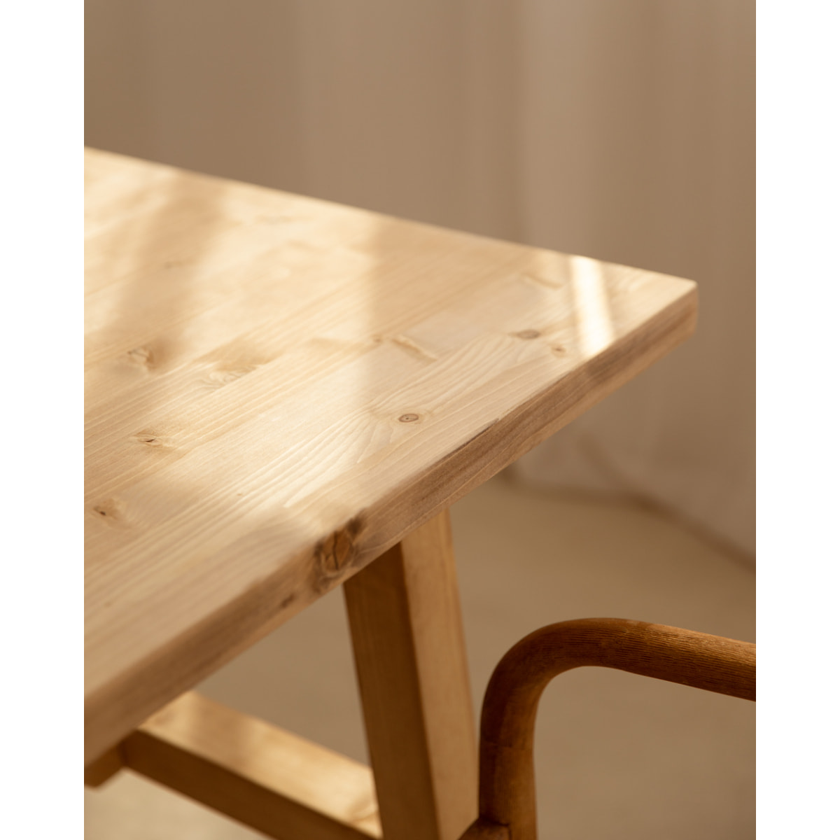 Table de salle à manger en bois massif ton chêne moyen en différentes tailles