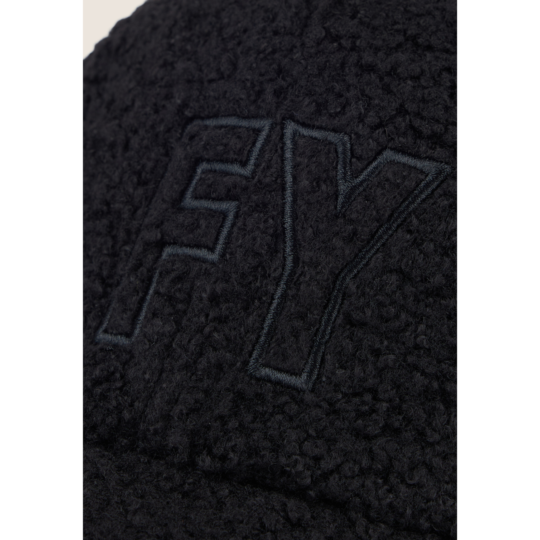 Cappellino sherpa con maxi ricamo FY tono su tono