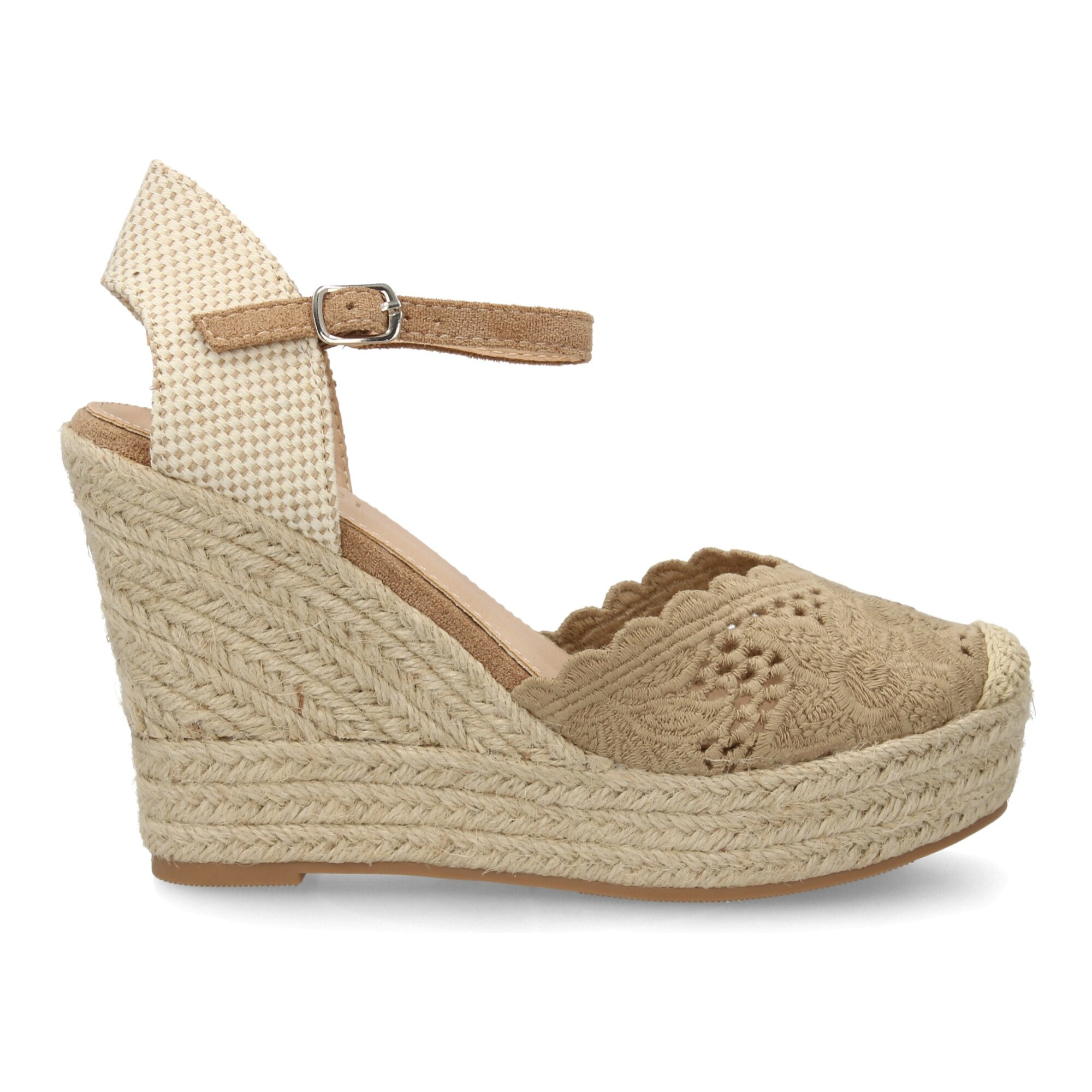 Alpargata cuña destalonada con calados para mujer.