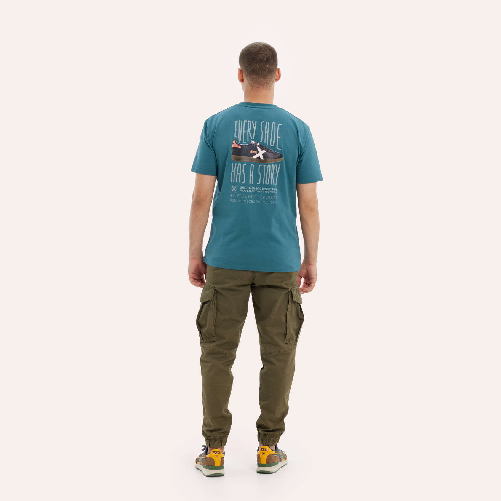Camiseta MUNICH story lifestyle de algodón orgánico petroleo