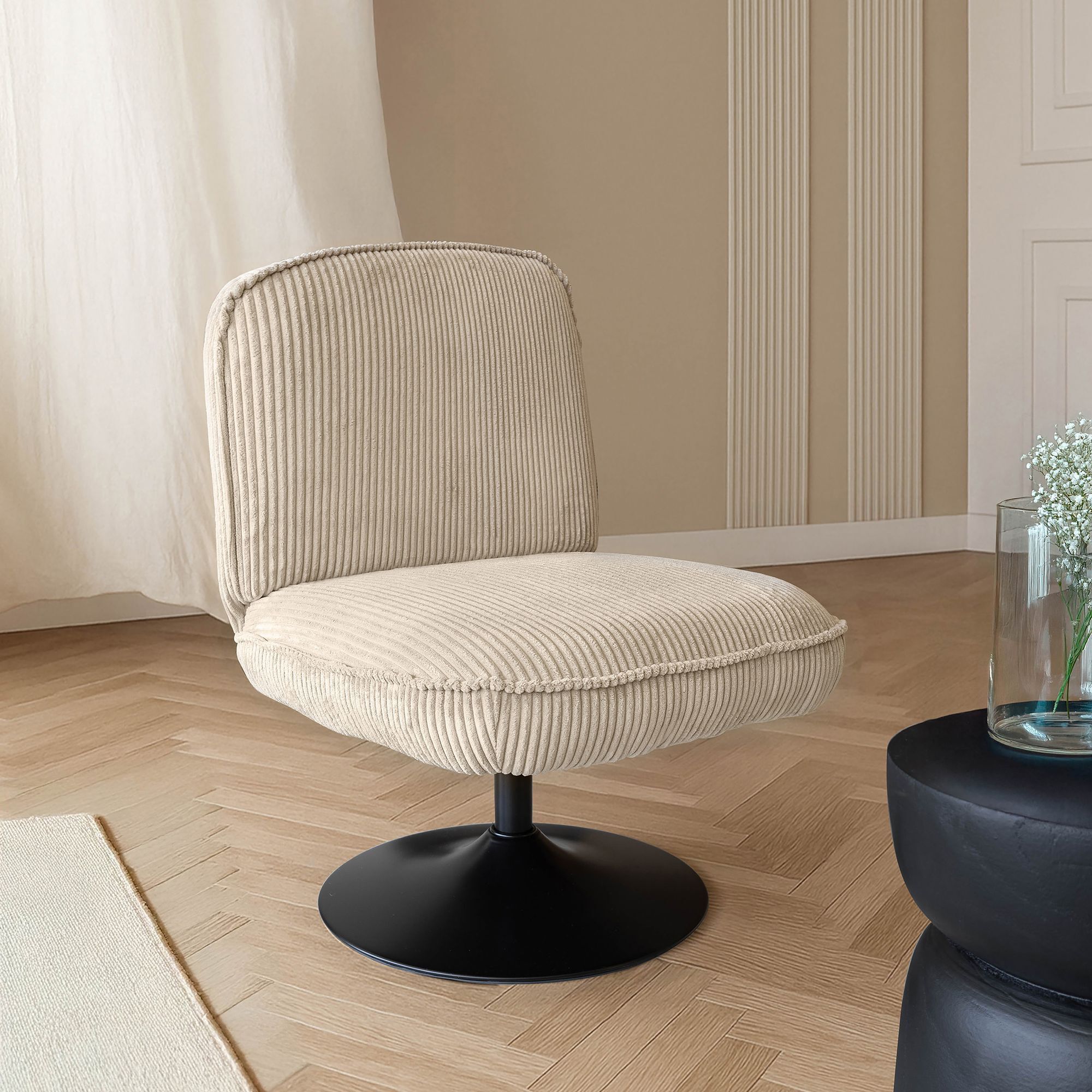 Fauteuil pivotant en velours beige et pied en métal noir FUNKY