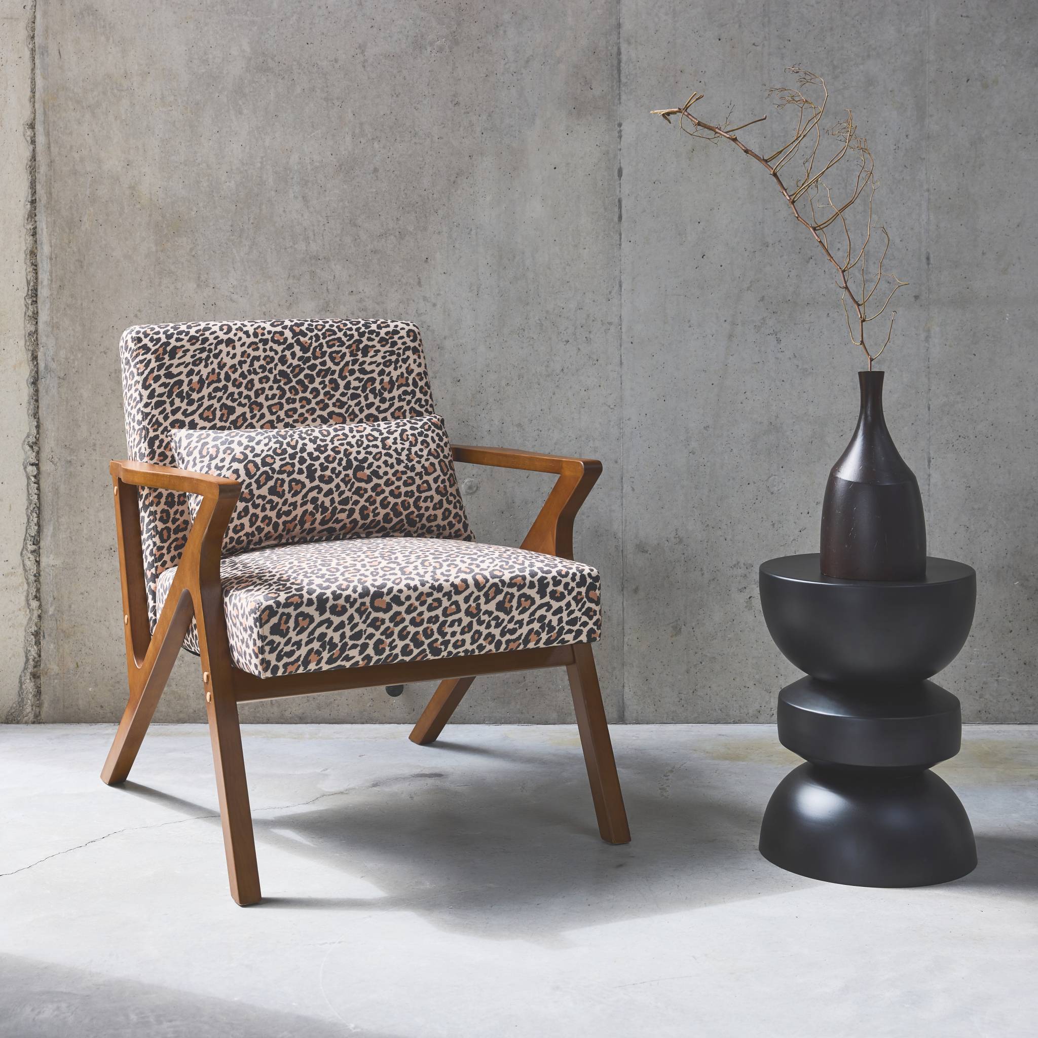 Fauteuil scandinave bois d'hévéa et imprimé léopard