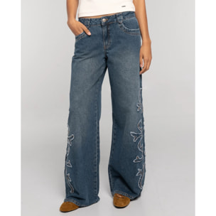Pantalón vaquero recto con remaches de mujer