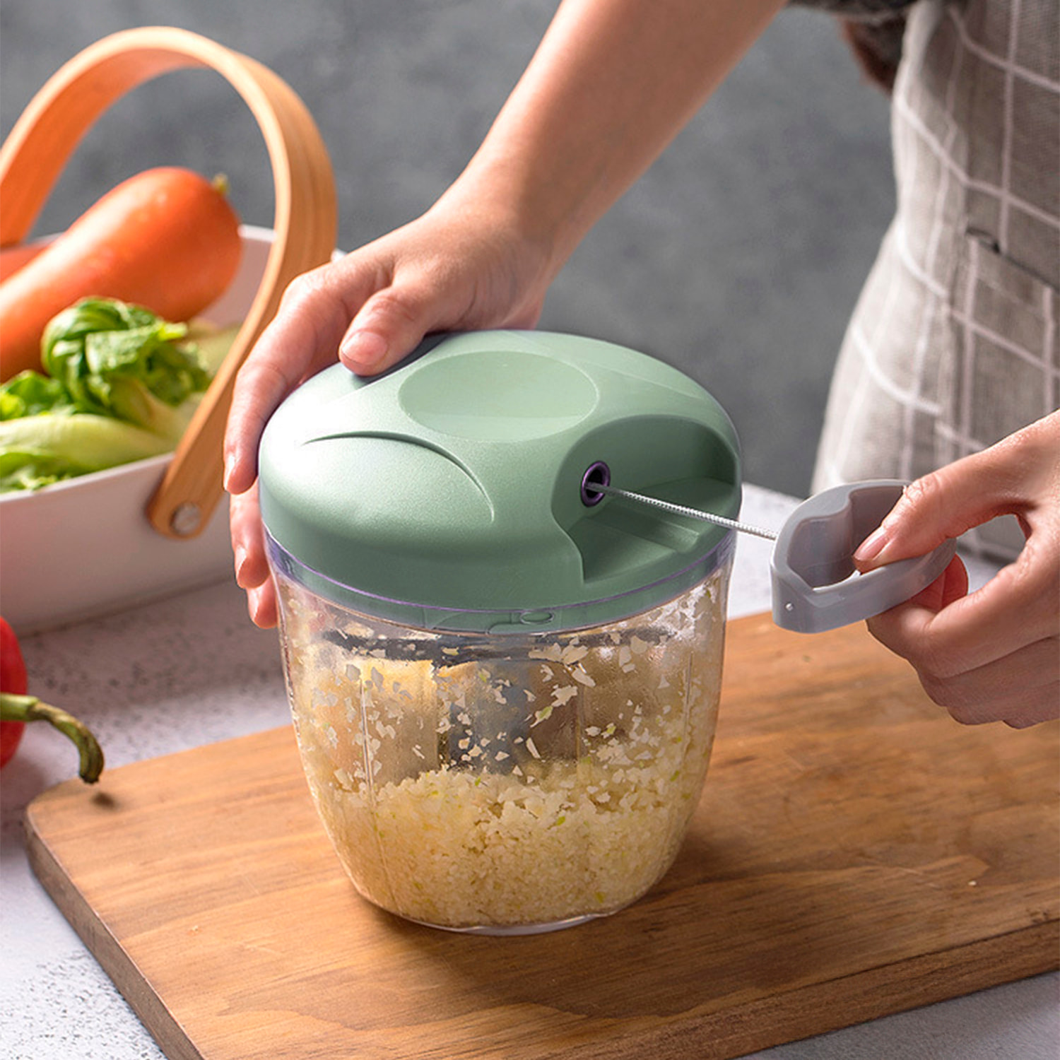 Picadora multiusos con cuchillas de acero inoxidable, corte multidireccional y 900ml de capacidad.