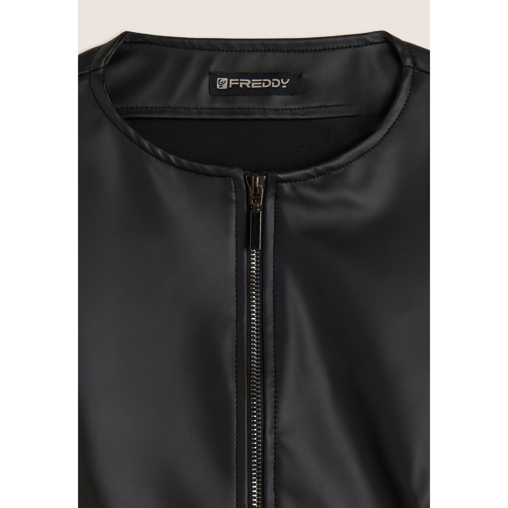 Giacca cropped in similpelle con zip in metallo