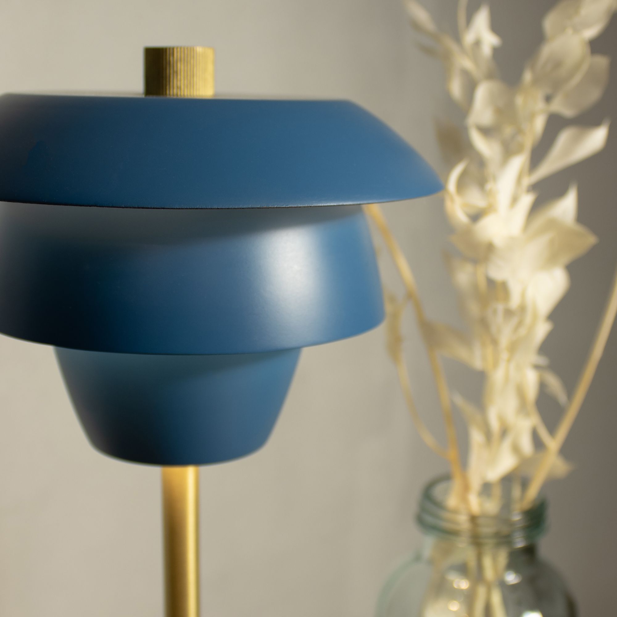 Lampe à poser rechargeable en métal bleu et doré MOXY