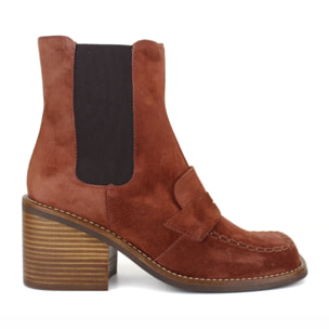 Botín en ante con adorno. Tacón 6 cm