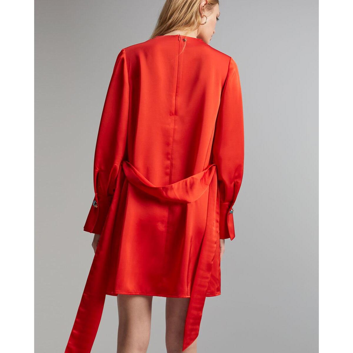 Abito corto in raso con maniche annodate