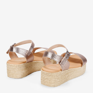 Sandalias de piel metalizadas con plataforma efecto esparto