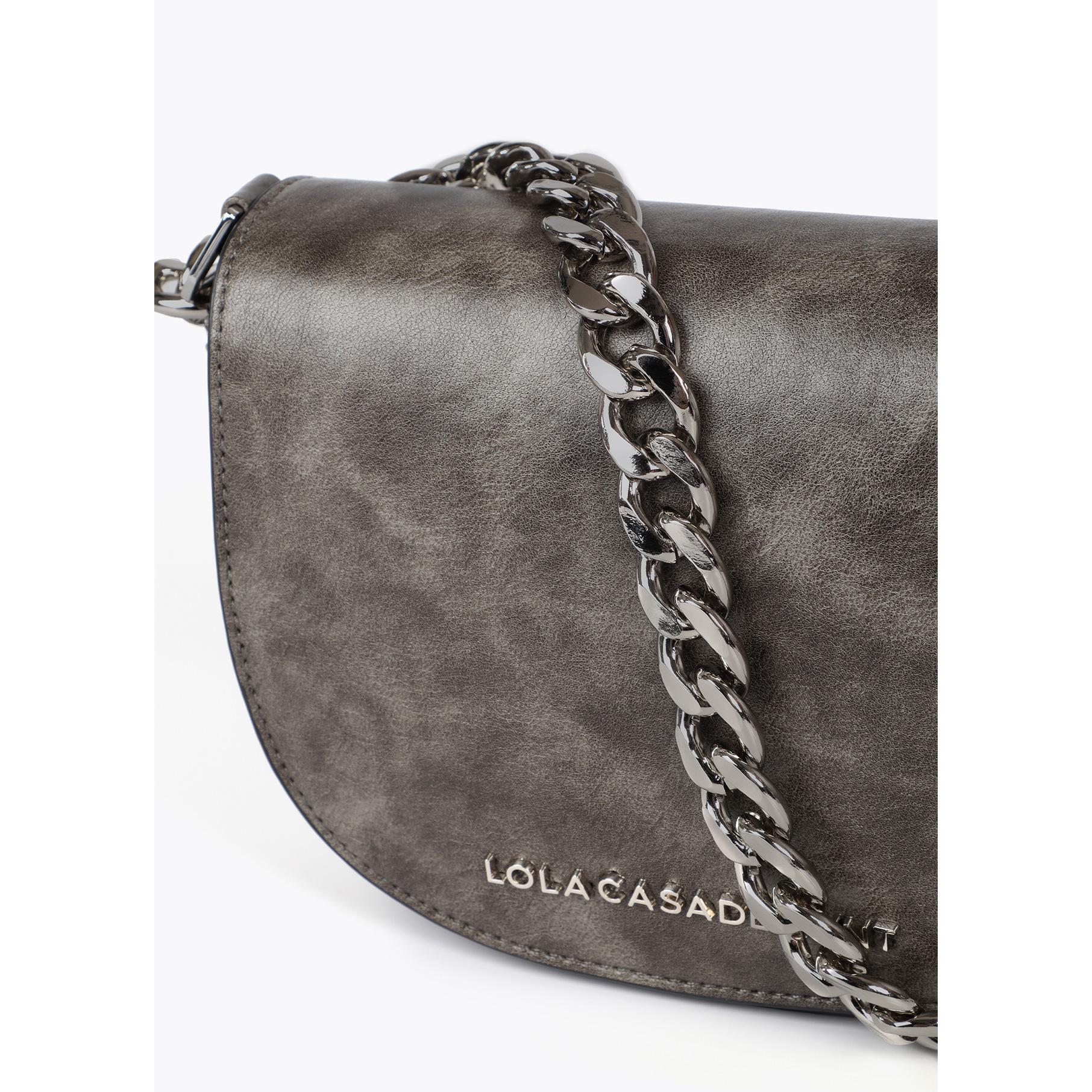 Tracolla effetto pelle invecchiata con patta e dettaglio catena